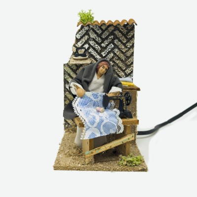 Donna che Cuce Scena per Presepe in Movimento 14x9 cm