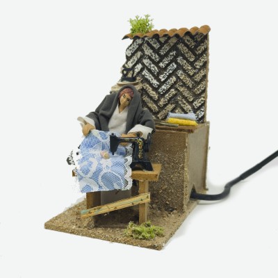 Donna che Cuce Scena per Presepe in Movimento 14x9 cm