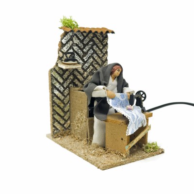 Donna che Cuce Scena per Presepe in Movimento 14x9 cm