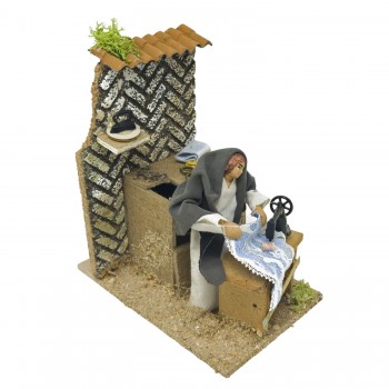 Donna che Cuce Scena per Presepe in Movimento 14x9 cm