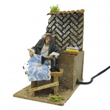 Donna che Cuce Scena per Presepe in Movimento 14x9 cm