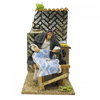 Donna che Cuce Scena per Presepe in Movimento 10 cm