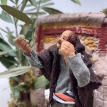 Venditore di Olive Pastore per Presepe in Movimento 17x17 cm
